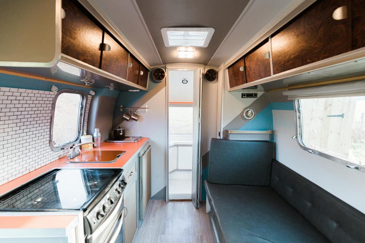 Silver Airstream Glamping & Rental Τσίτσεστερ Εξωτερικό φωτογραφία