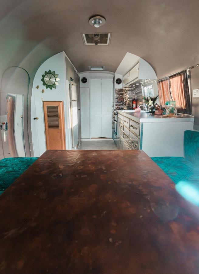 Silver Airstream Glamping & Rental Τσίτσεστερ Εξωτερικό φωτογραφία