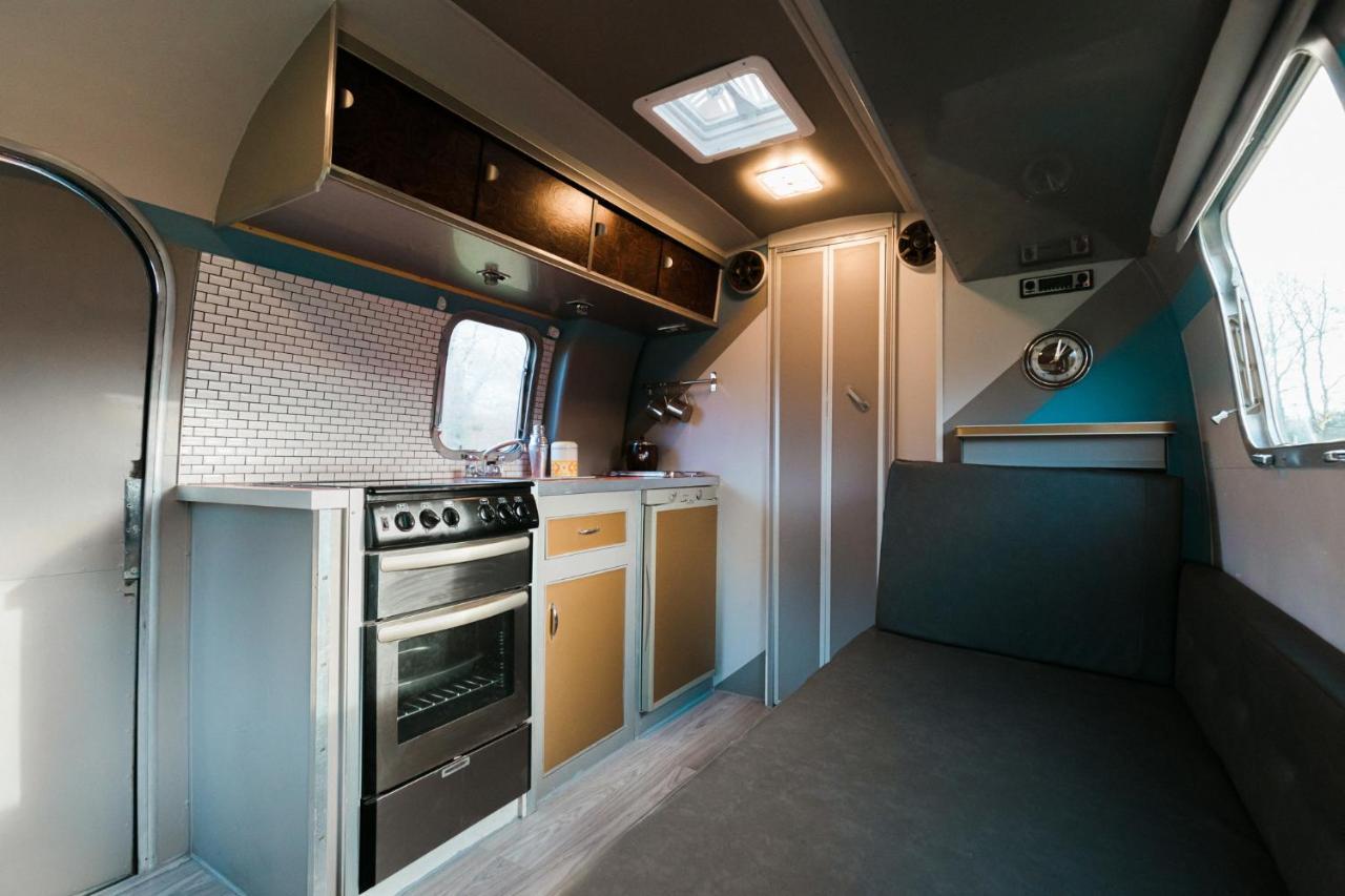 Silver Airstream Glamping & Rental Τσίτσεστερ Εξωτερικό φωτογραφία