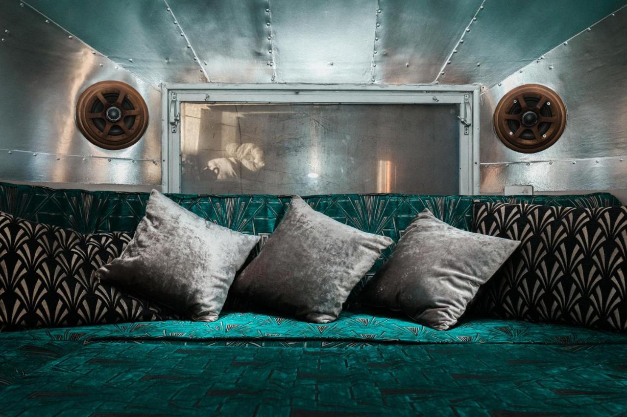 Silver Airstream Glamping & Rental Τσίτσεστερ Εξωτερικό φωτογραφία