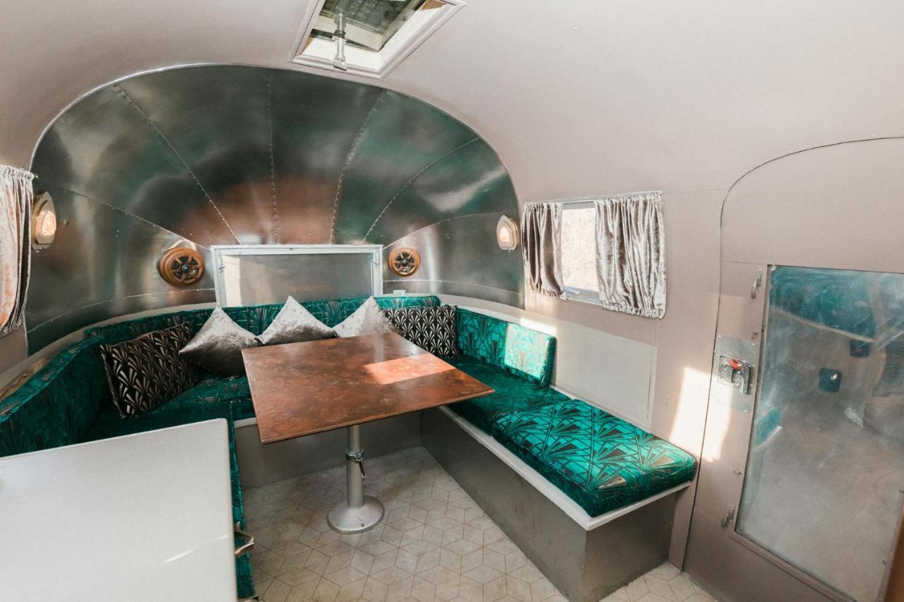 Silver Airstream Glamping & Rental Τσίτσεστερ Εξωτερικό φωτογραφία