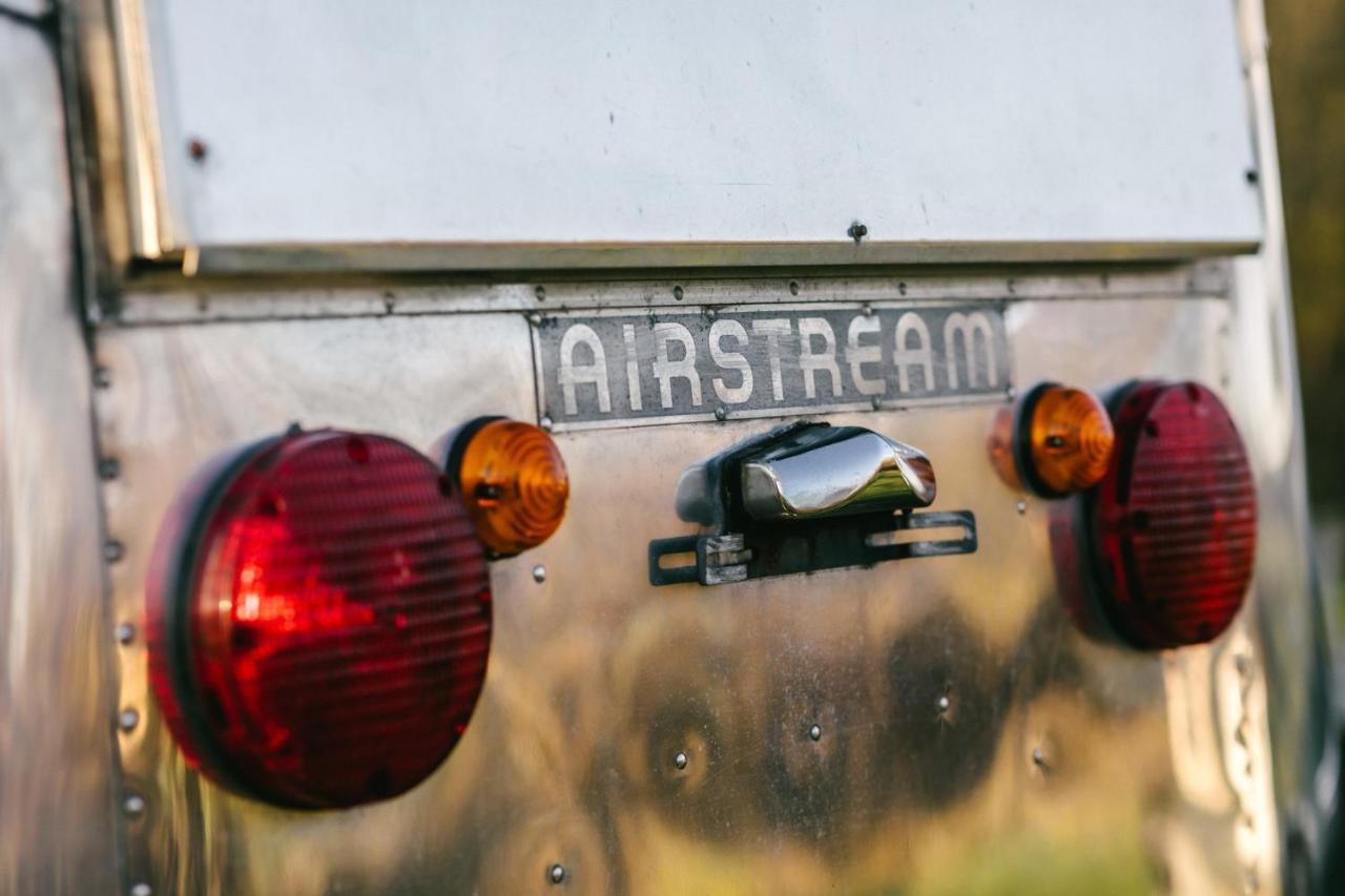 Silver Airstream Glamping & Rental Τσίτσεστερ Εξωτερικό φωτογραφία
