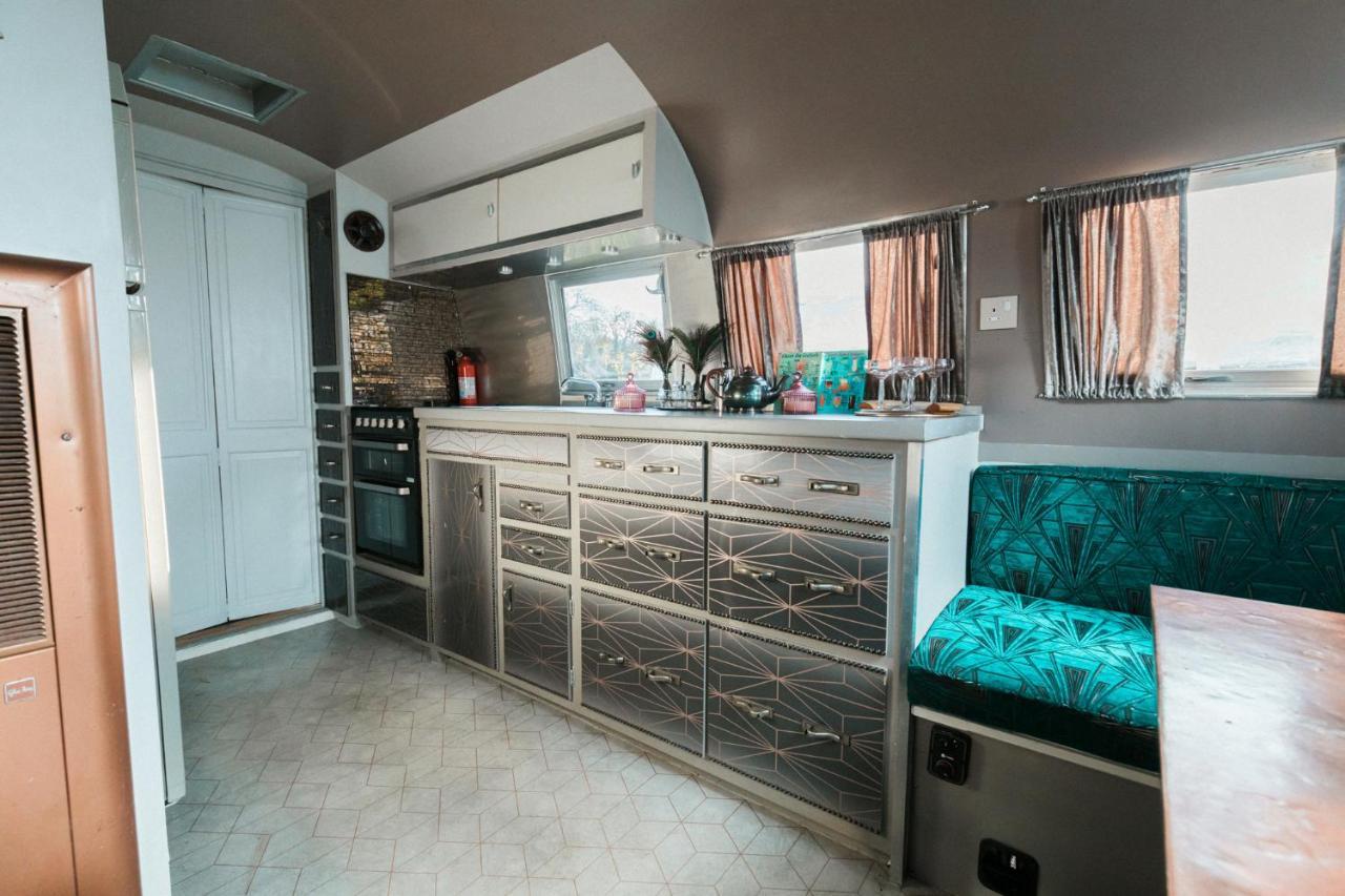 Silver Airstream Glamping & Rental Τσίτσεστερ Εξωτερικό φωτογραφία