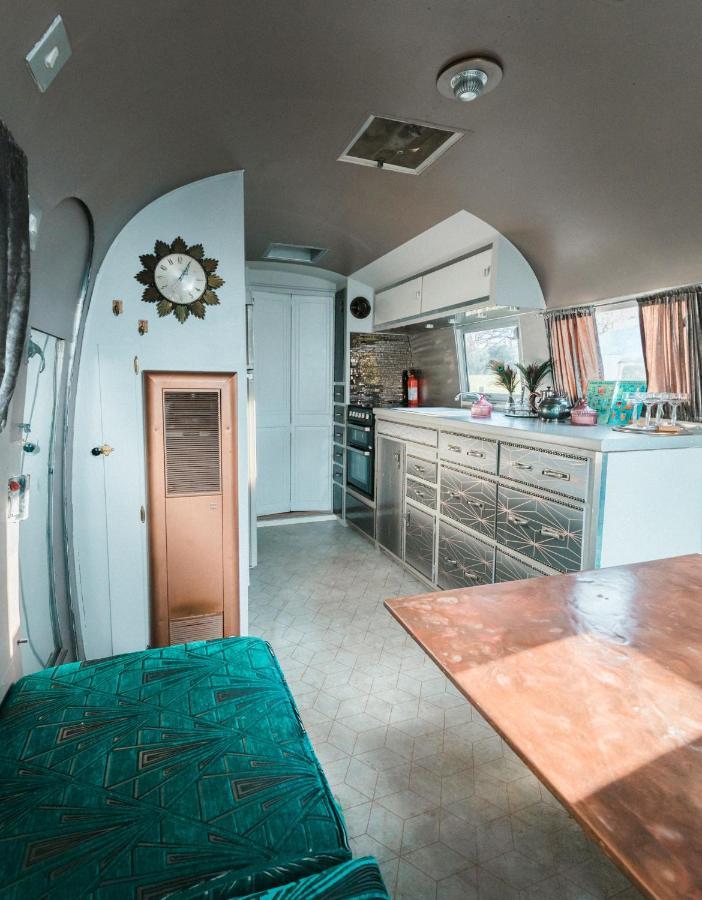 Silver Airstream Glamping & Rental Τσίτσεστερ Εξωτερικό φωτογραφία