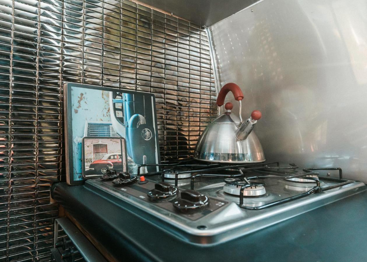 Silver Airstream Glamping & Rental Τσίτσεστερ Εξωτερικό φωτογραφία