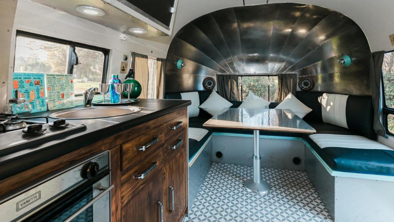 Silver Airstream Glamping & Rental Τσίτσεστερ Εξωτερικό φωτογραφία
