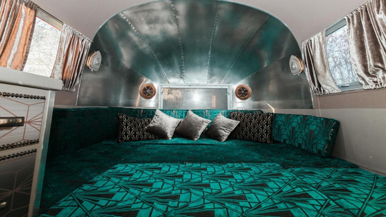 Silver Airstream Glamping & Rental Τσίτσεστερ Εξωτερικό φωτογραφία