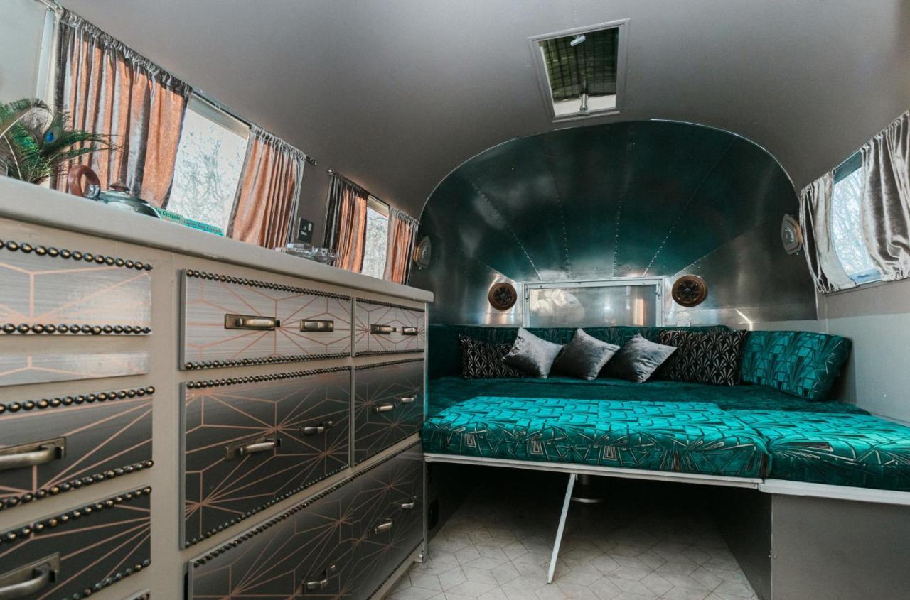 Silver Airstream Glamping & Rental Τσίτσεστερ Εξωτερικό φωτογραφία