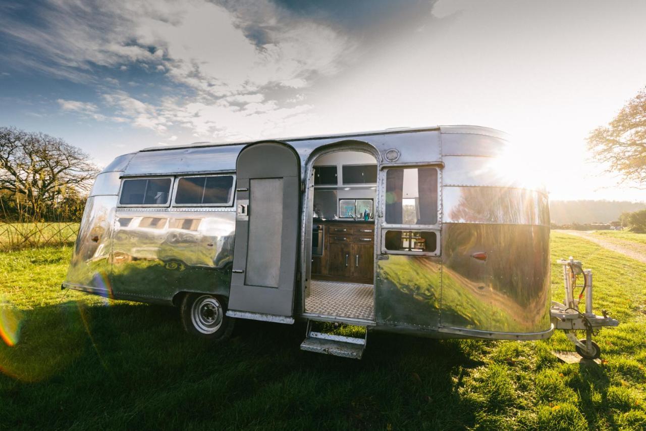 Silver Airstream Glamping & Rental Τσίτσεστερ Εξωτερικό φωτογραφία