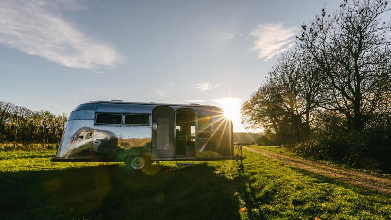 Silver Airstream Glamping & Rental Τσίτσεστερ Εξωτερικό φωτογραφία