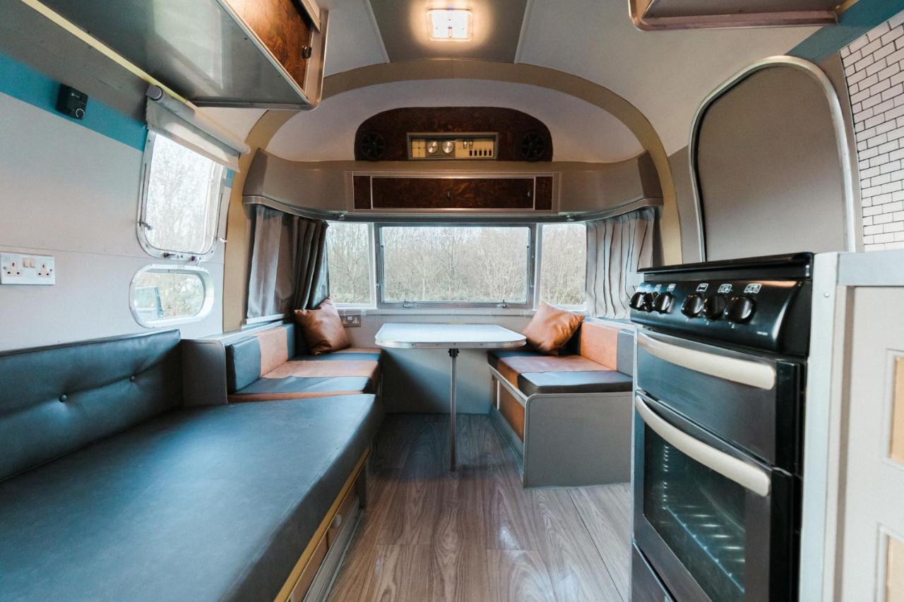 Silver Airstream Glamping & Rental Τσίτσεστερ Εξωτερικό φωτογραφία