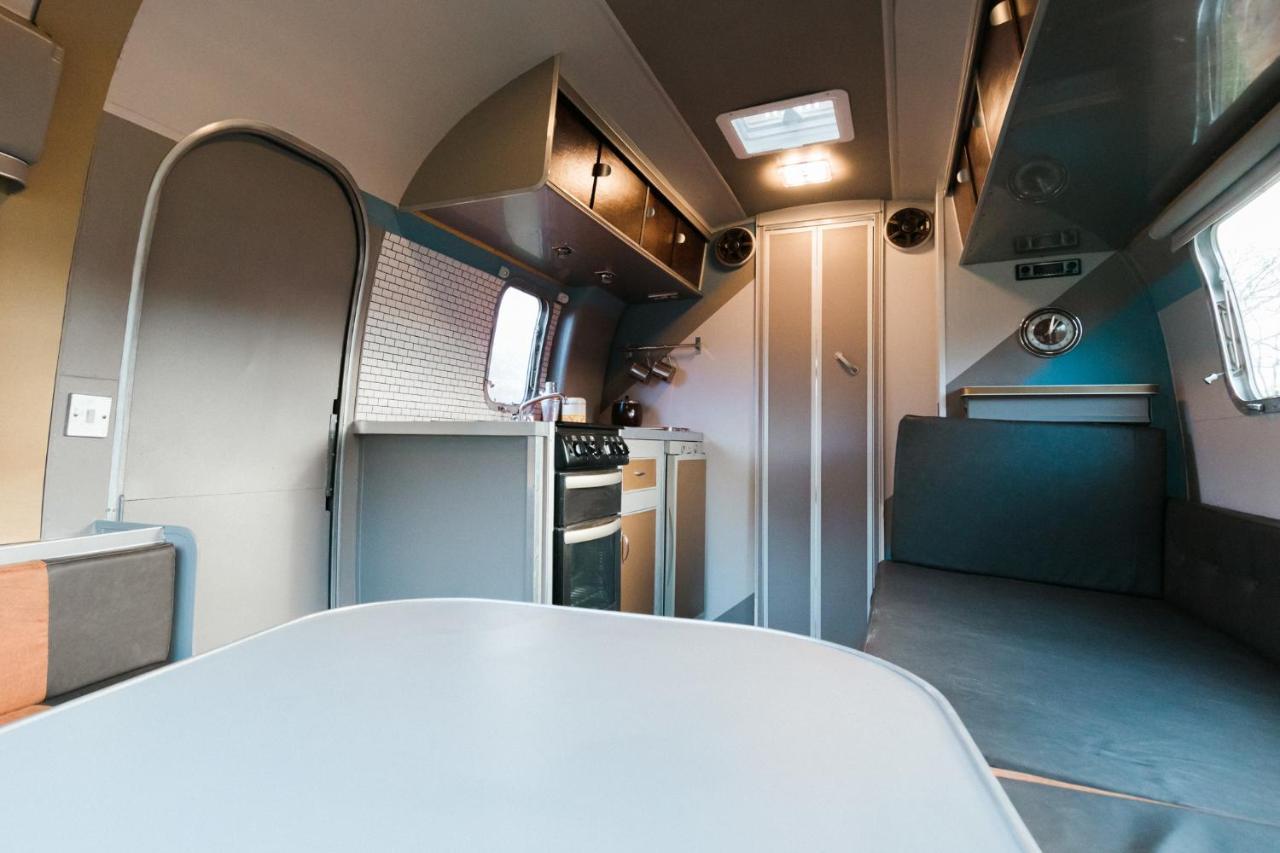 Silver Airstream Glamping & Rental Τσίτσεστερ Εξωτερικό φωτογραφία
