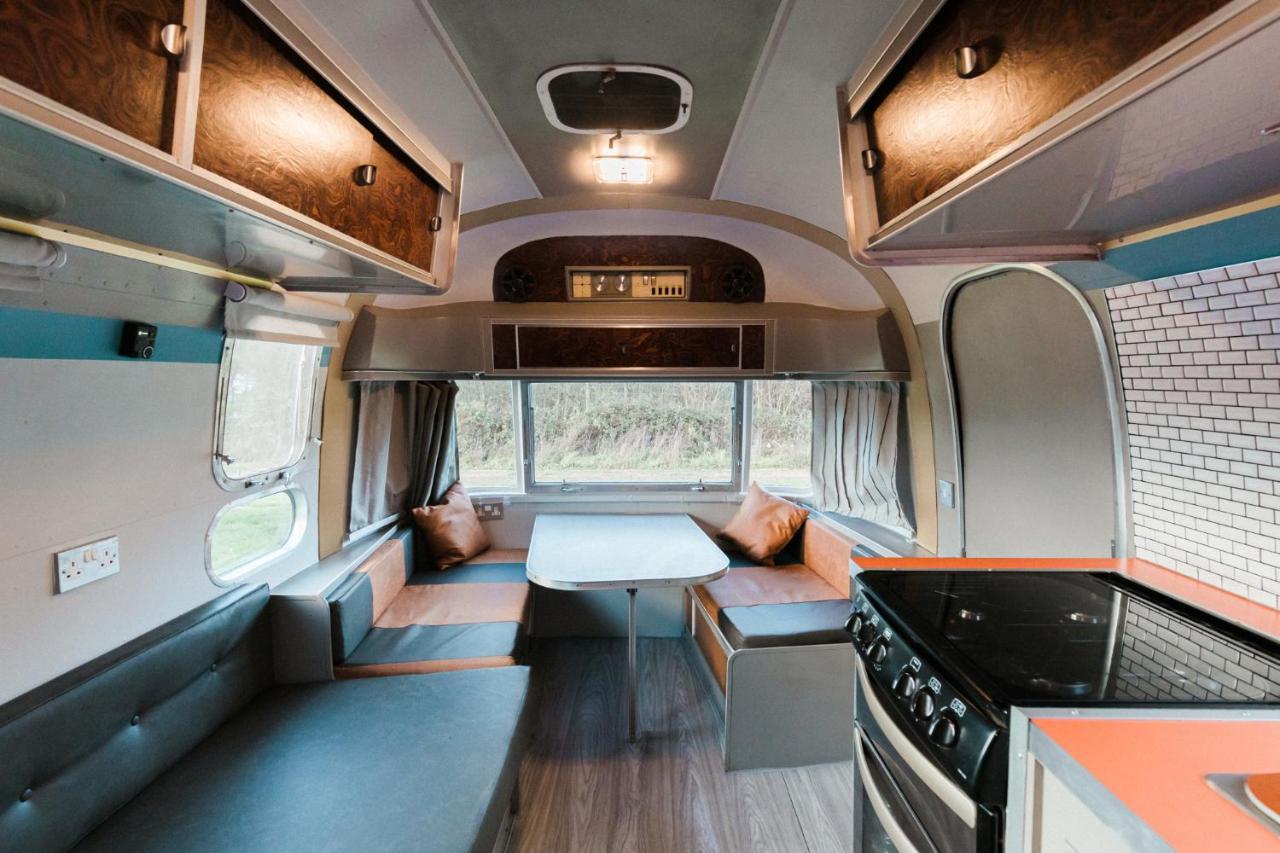 Silver Airstream Glamping & Rental Τσίτσεστερ Εξωτερικό φωτογραφία