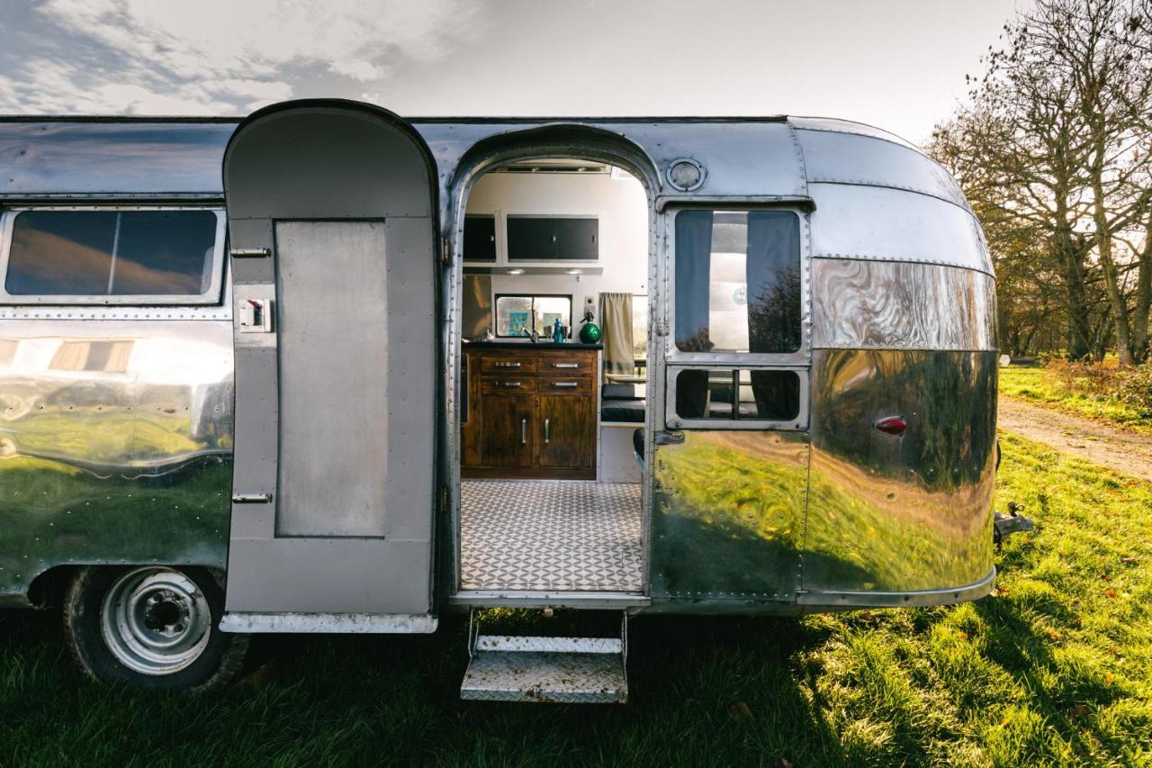 Silver Airstream Glamping & Rental Τσίτσεστερ Εξωτερικό φωτογραφία