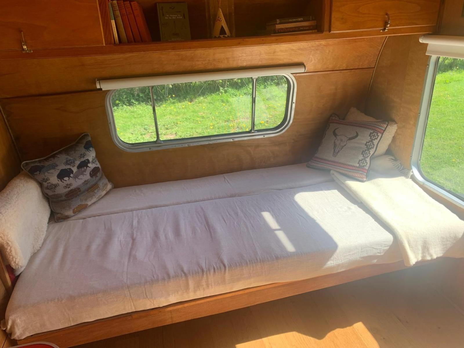 Silver Airstream Glamping & Rental Τσίτσεστερ Εξωτερικό φωτογραφία