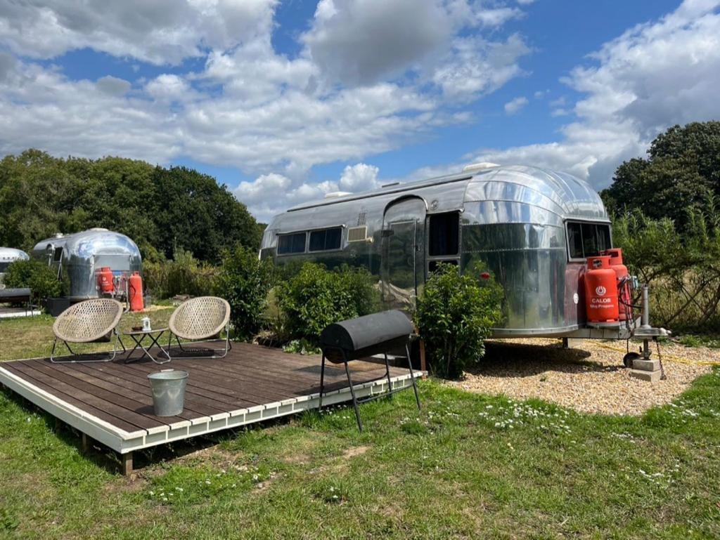 Silver Airstream Glamping & Rental Τσίτσεστερ Εξωτερικό φωτογραφία