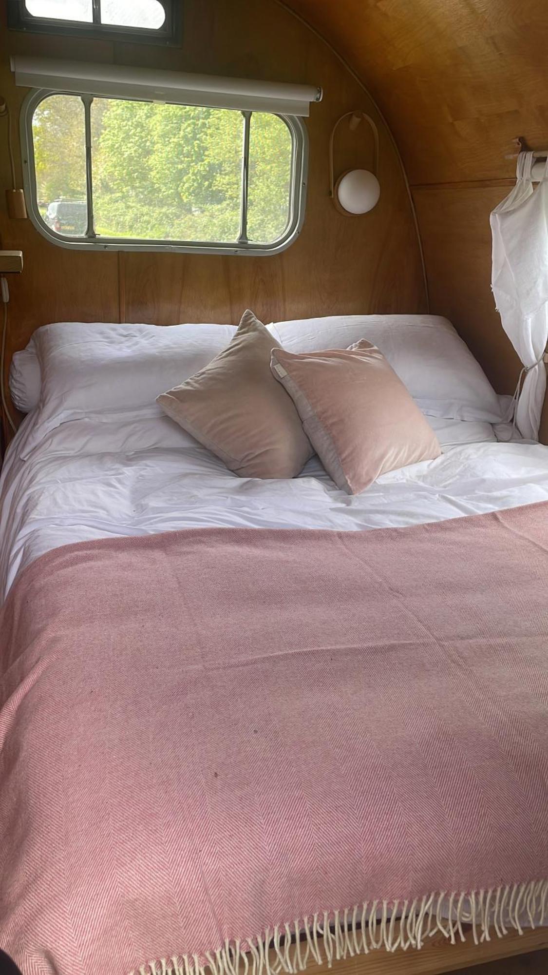Silver Airstream Glamping & Rental Τσίτσεστερ Εξωτερικό φωτογραφία