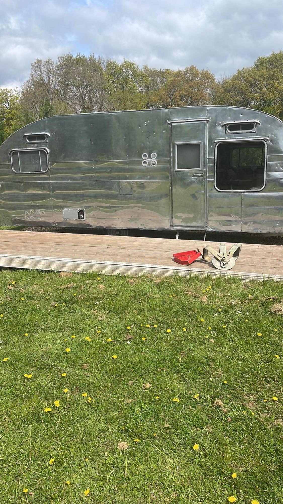 Silver Airstream Glamping & Rental Τσίτσεστερ Εξωτερικό φωτογραφία